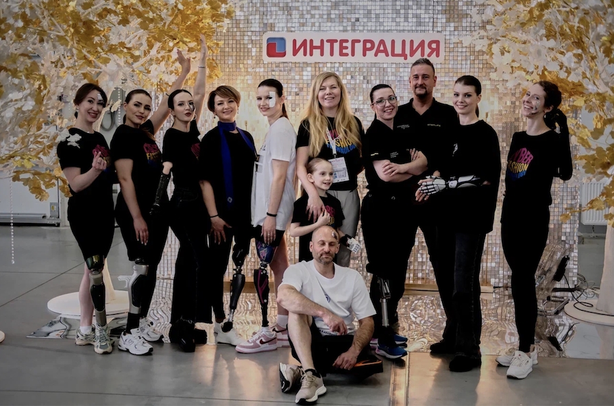 Кибер-модели ярко представили новую эстетику и технологии на выставке-конгрессе в Москве