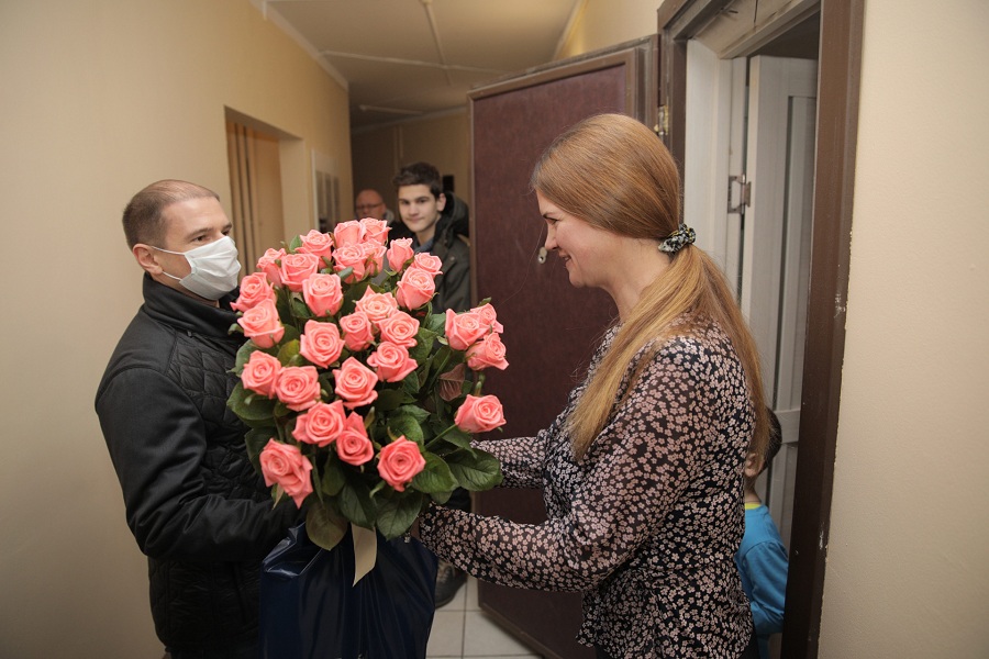 Михаил Романов поздравил петербурженок с Днем матери