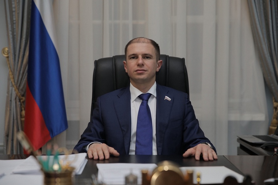 Михаил Романов: «Губернаторские выплаты позволят многодетным семьям и семьям с детьми-инвалидами устроить для малышей на Новый год волшебные праздники»