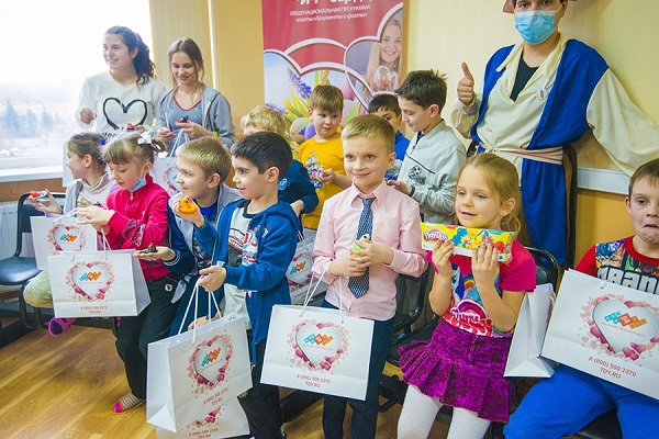Для маленьких пациентов НИКИ волонтеры TOY RU провели мастер-класс по лепке